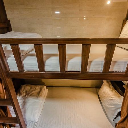 Awesome Dormitory - Men Only Mumbai Exterior photo
