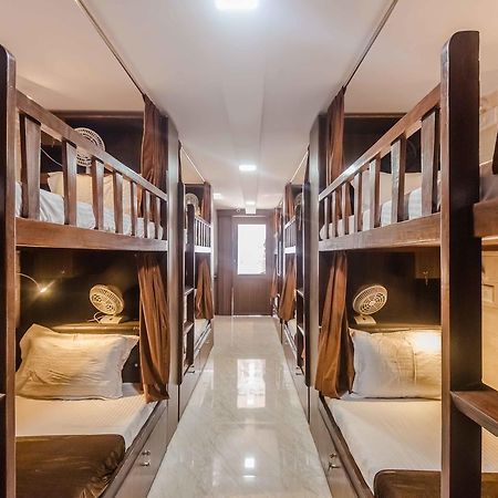 Awesome Dormitory - Men Only Mumbai Exterior photo