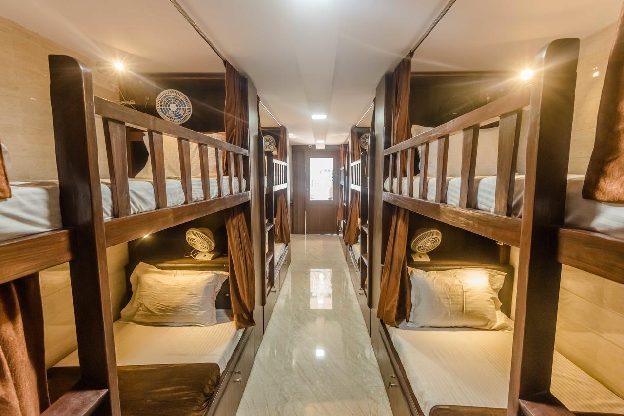 Awesome Dormitory - Men Only Mumbai Exterior photo